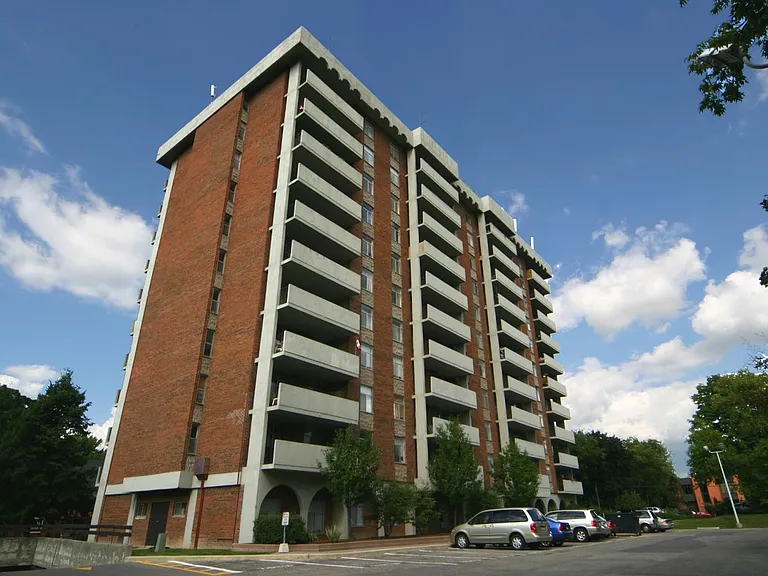 34 Centre St W — Photo 2