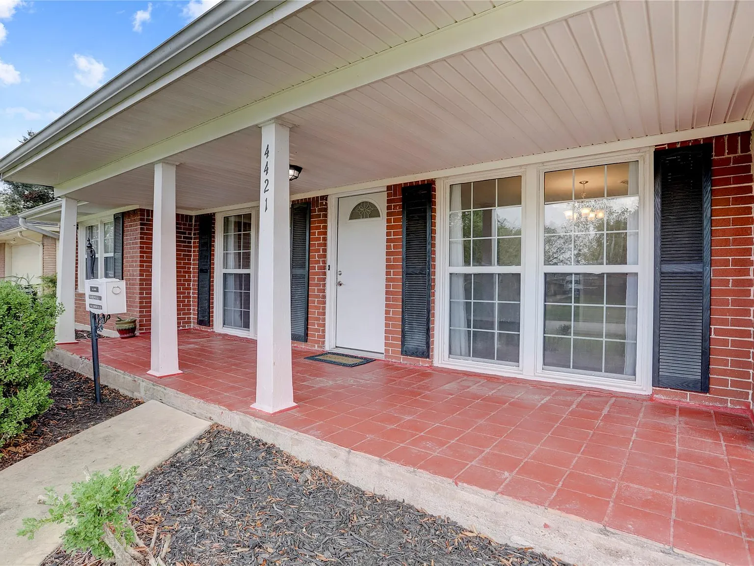 3 bed, 2.0 bath, 1741 sqft, $2,000 — Photo 2