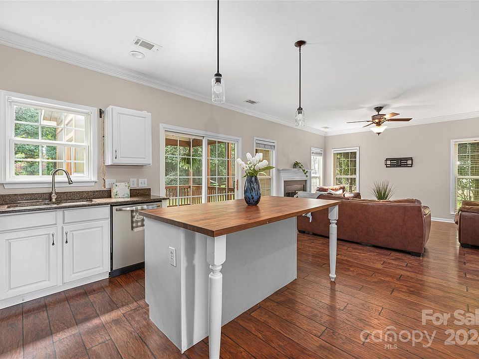 1st image of 105 Foxtail Dr
