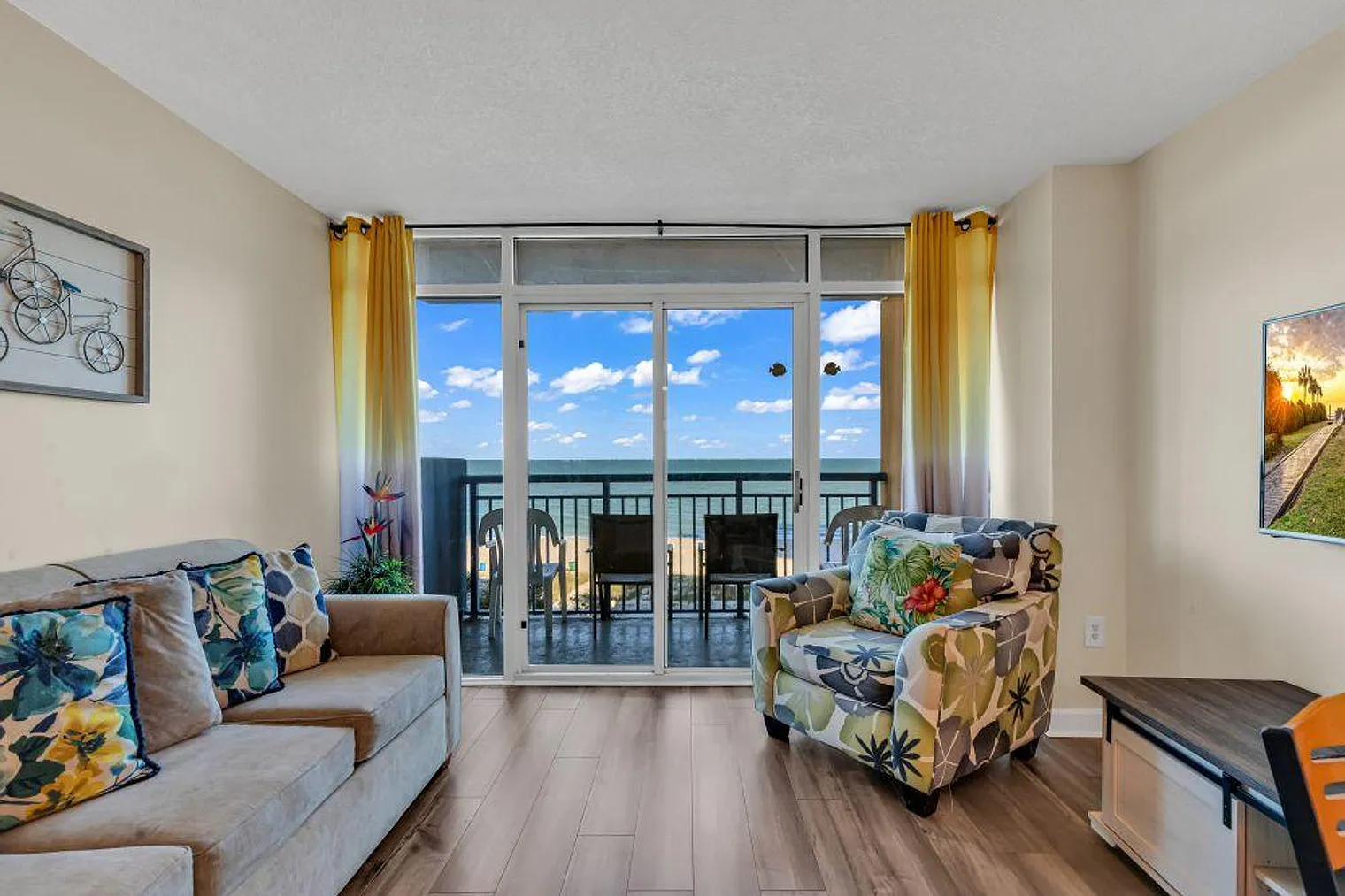 2 bed, 2.0 bath, 1001 sqft, $4,721 — Photo 2