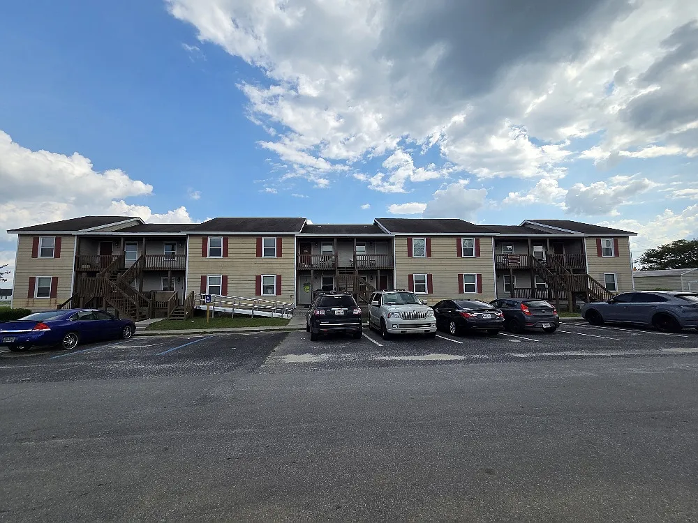 2 bed, 1090 sqft, $925 — Photo 1