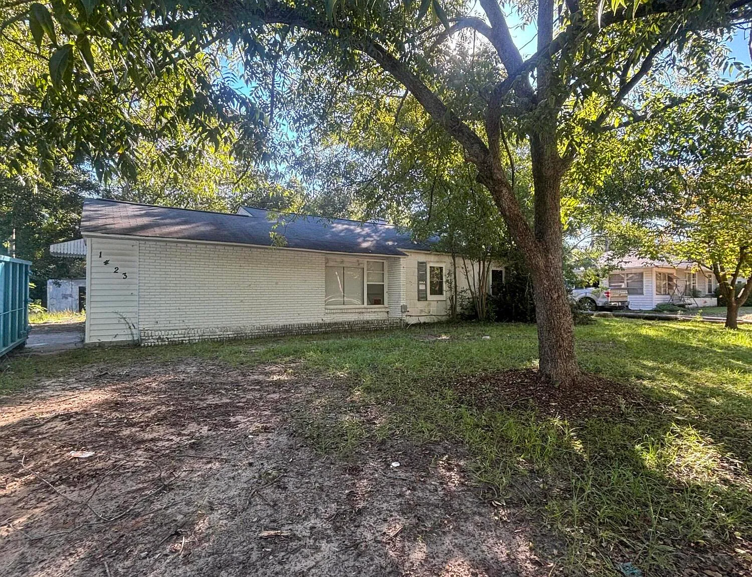 3 bed, 1.0 bath, 1352 sqft, $1,200 — Photo 1