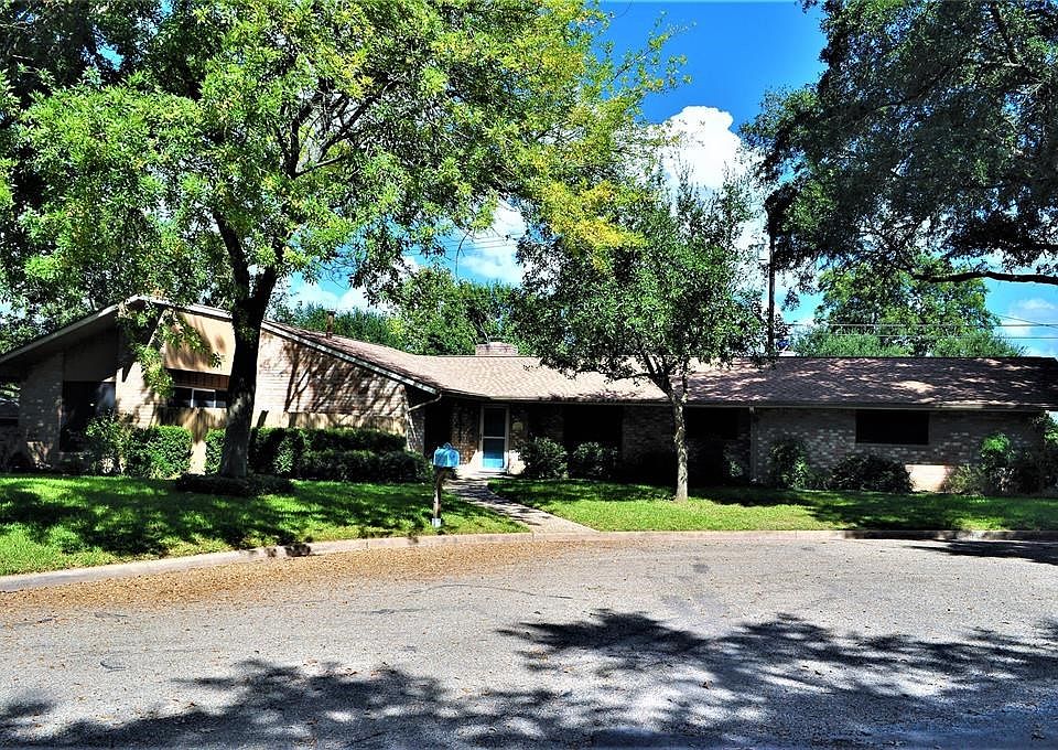 Beautifully updated 3 bed. 2 bath home on cul de sac