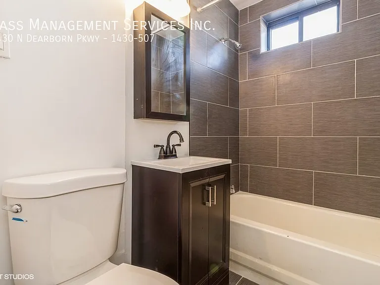 1430 N Dearborn Pkwy — Photo 75