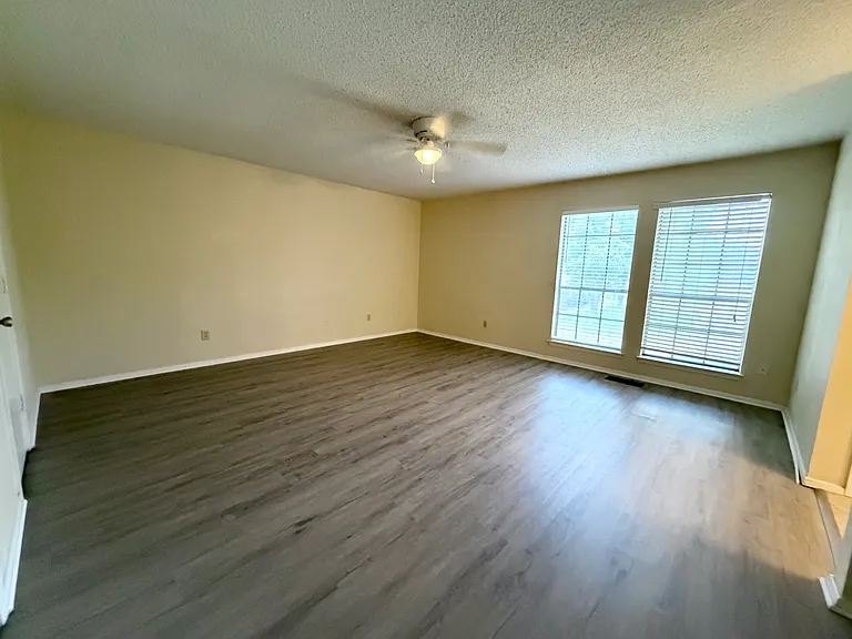 1301 Lovell Dr — Photo 9