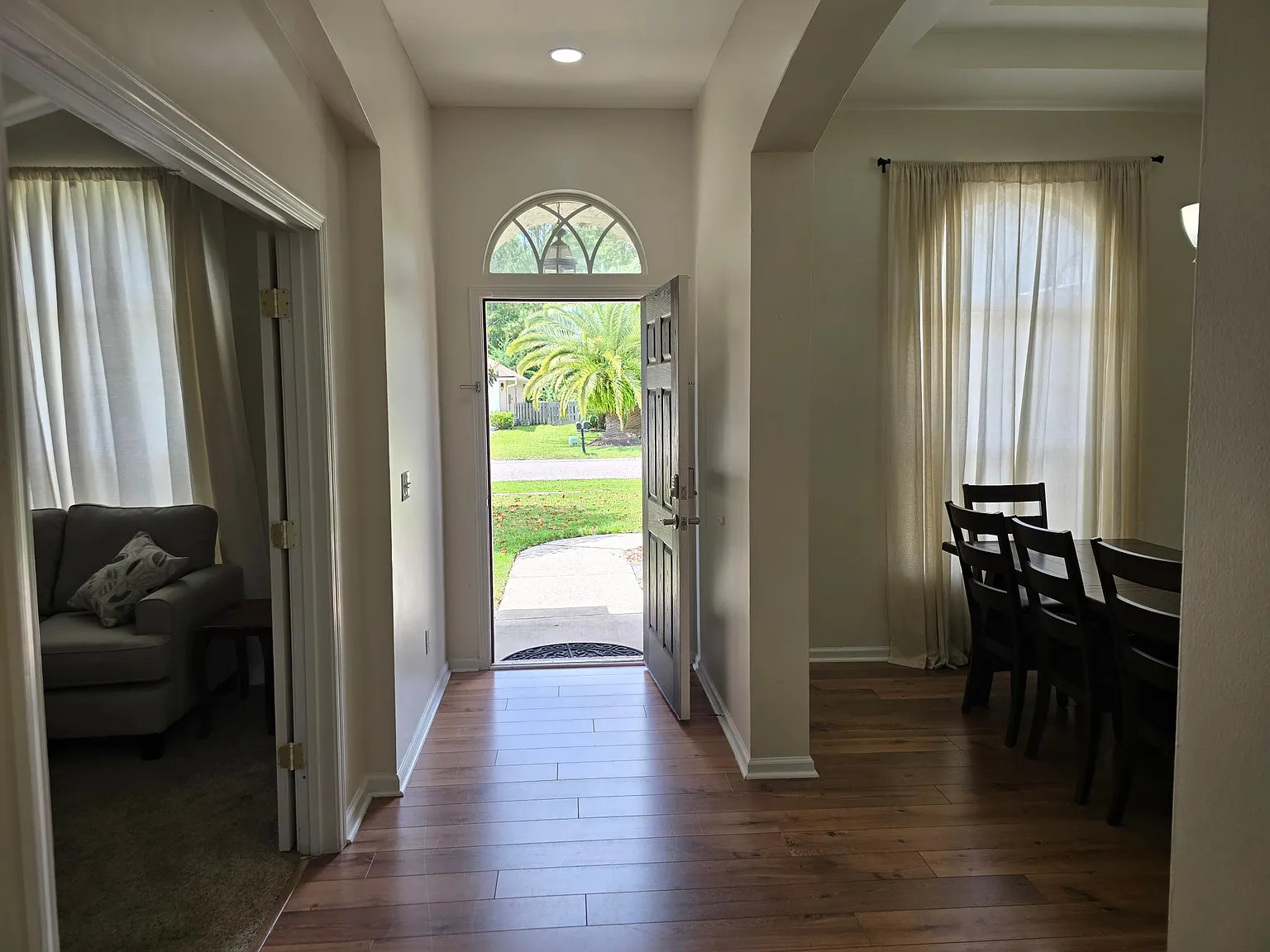 4 bed, 2300 sqft, $4,850 — Photo 2