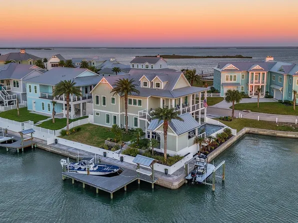 1002 Grand Cayman Ct, Rockport, TX 78382