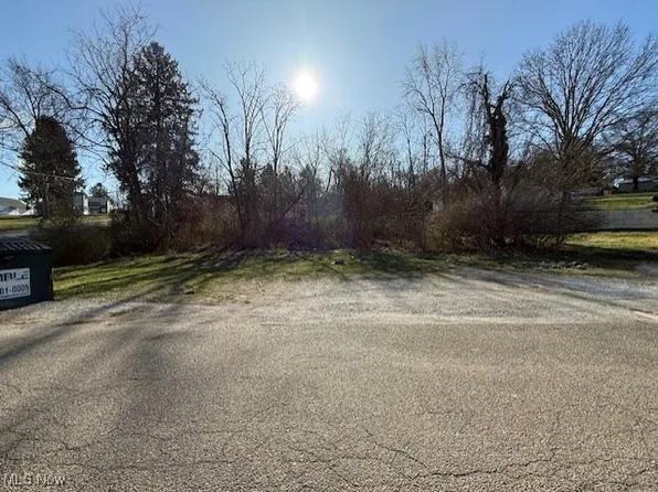 Crescent St, Saint Clairsville, OH 43950