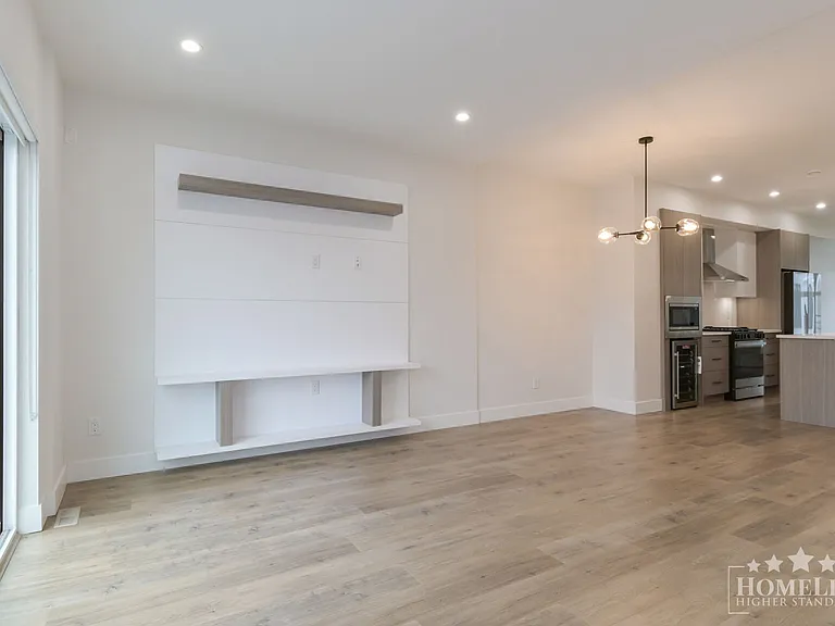 177 175a St #19 — Photo 3