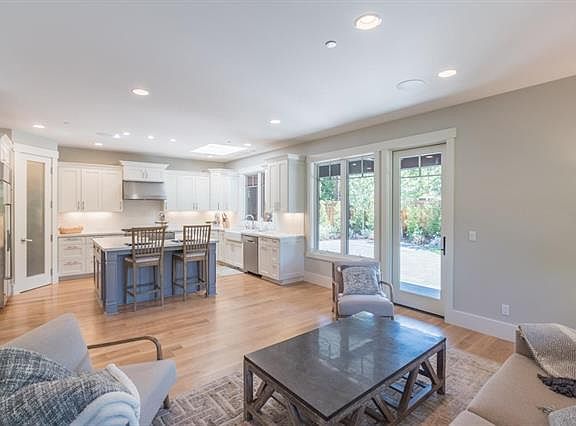 5th image of 888 Warren Way