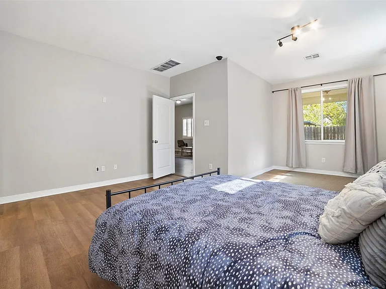 409 E Austin Ave — Photo 16