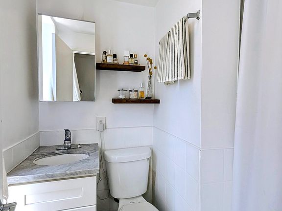 4th image of 403 E 8th St APT 18