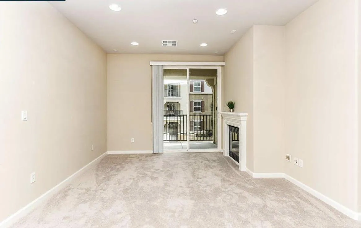 2 bed, 2.0 bath, 1123 sqft, $3,300 — Photo 4