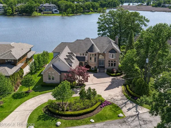 1832 Long Lake Shore Dr, Bloomfield Hills, MI 48302