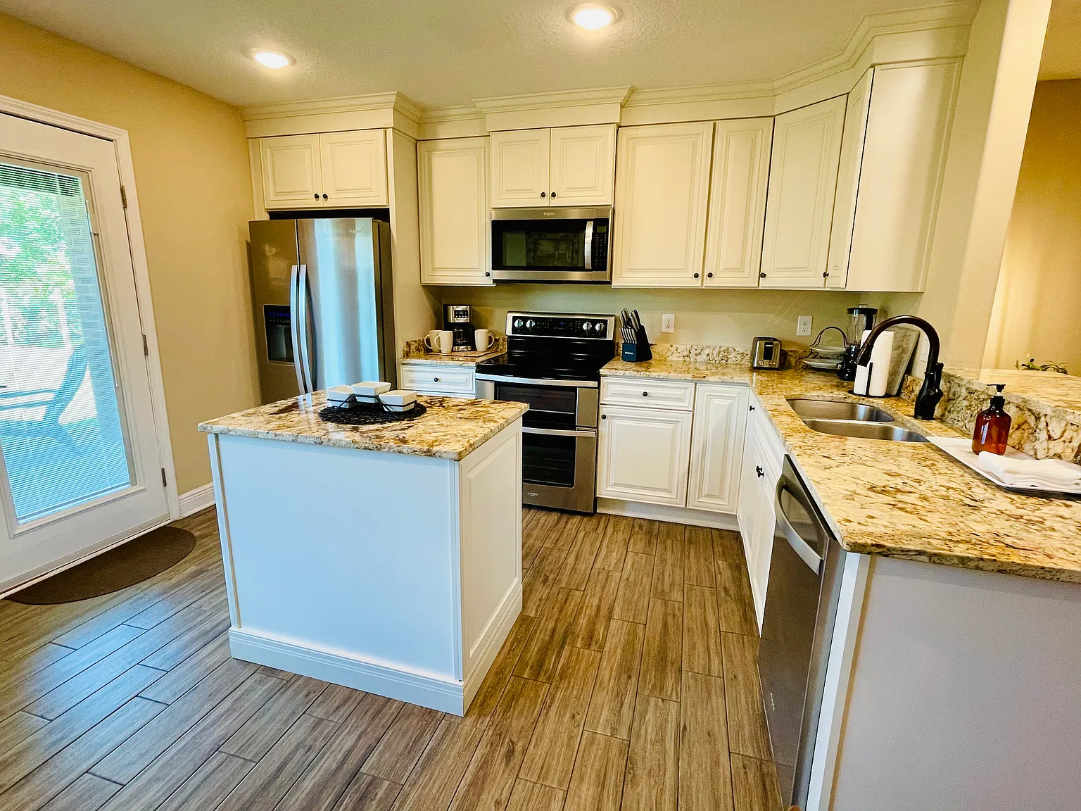 3 bed, 1213 sqft, $2,600 — Photo 2