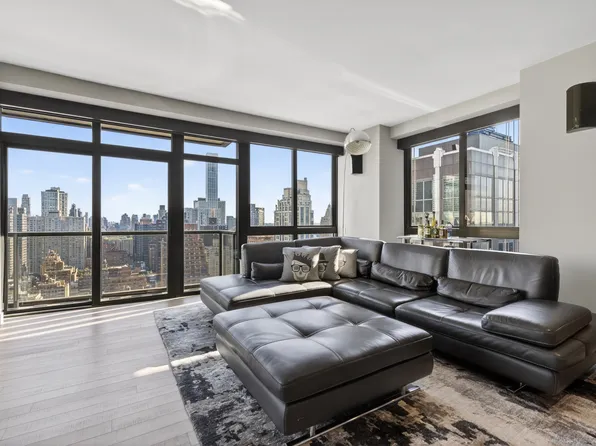 100 United Nations Plaza image 1 of 11