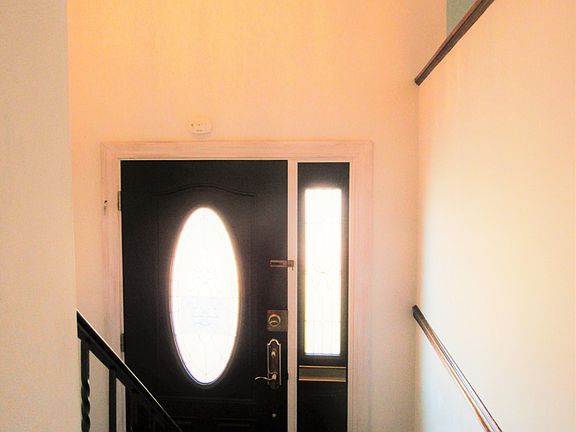 2 story entry, fresh paint!