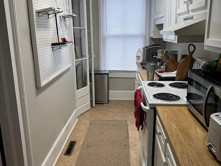 2408 Devine St #B — Photo 8