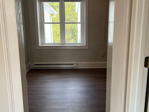5th image of 204 Lincoln Way E #B