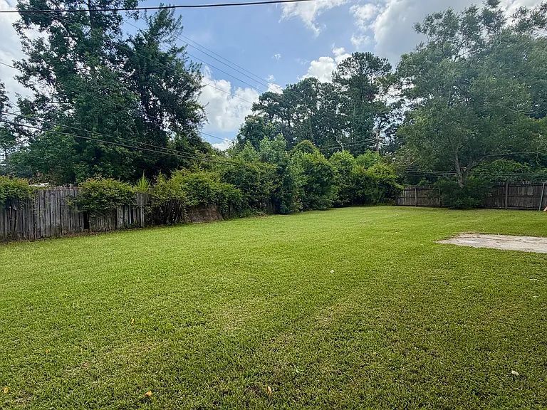 Huge Fenced in Yard