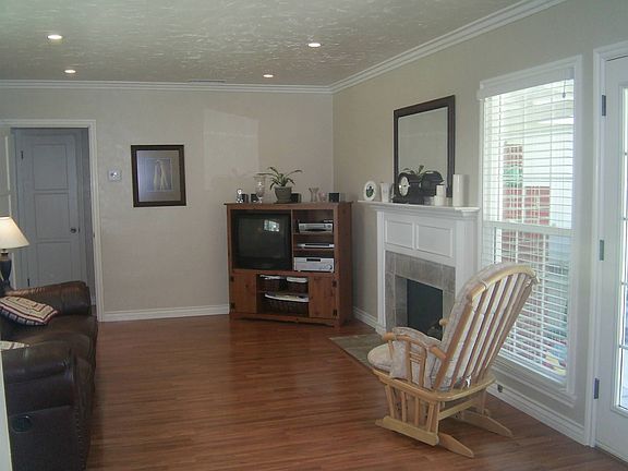 Laminate floors,recessed lights,finished ceiling 
