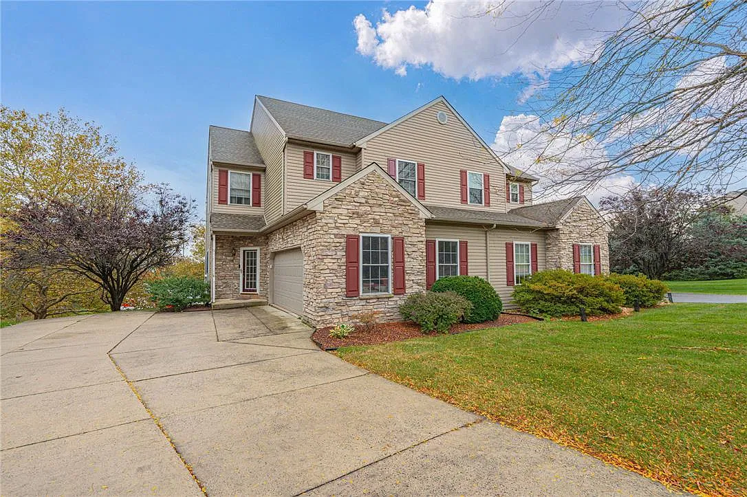 3 bed, 3.5 bath, 2840 sqft, $2,850 — Photo 3
