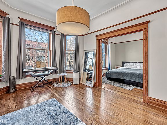 4th image of 823 W Lakeside Pl APT 2W