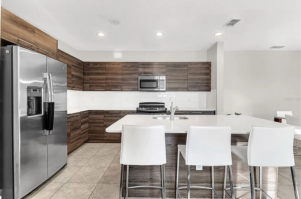 3 bed, 2.5 bath, 1802 sqft, $2,500 — Photo 3