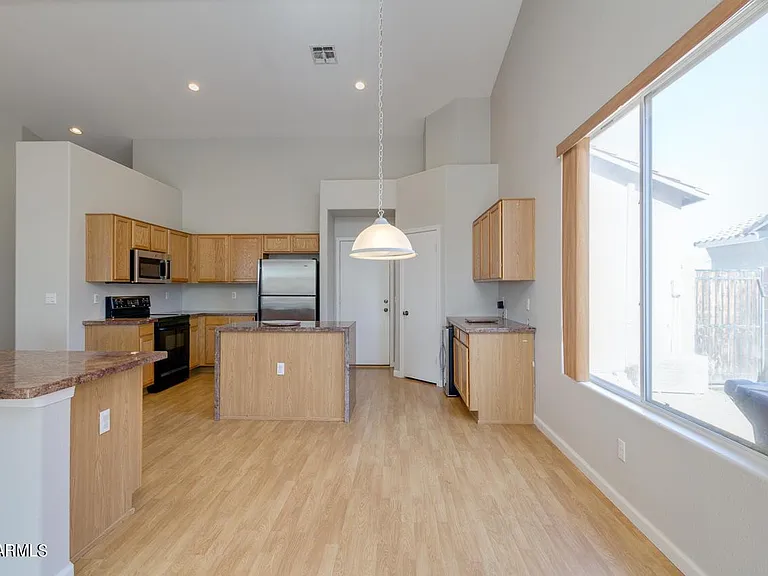 155 E Liberty Ln — Photo 8