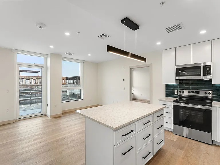 Bank Street Apartments at Burlington Square — Photo 15