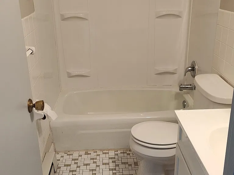 220 1st Ave E #4 — Photo 2