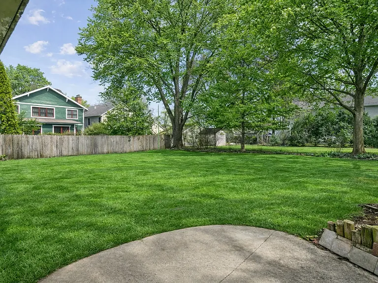 618 S Stewart Ave — Photo 39