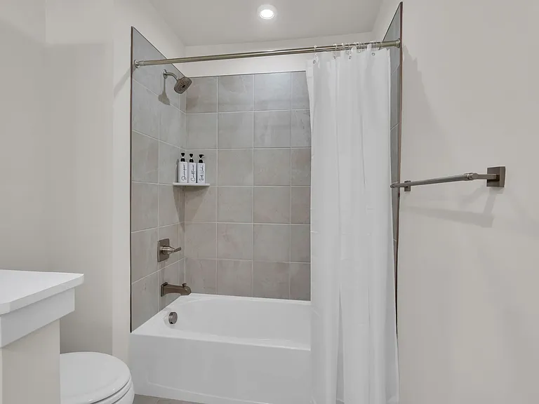 116 S Durham Dr — Photo 24