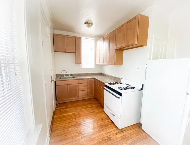 1 bed, 700 sqft, $1,300 — Photo 3