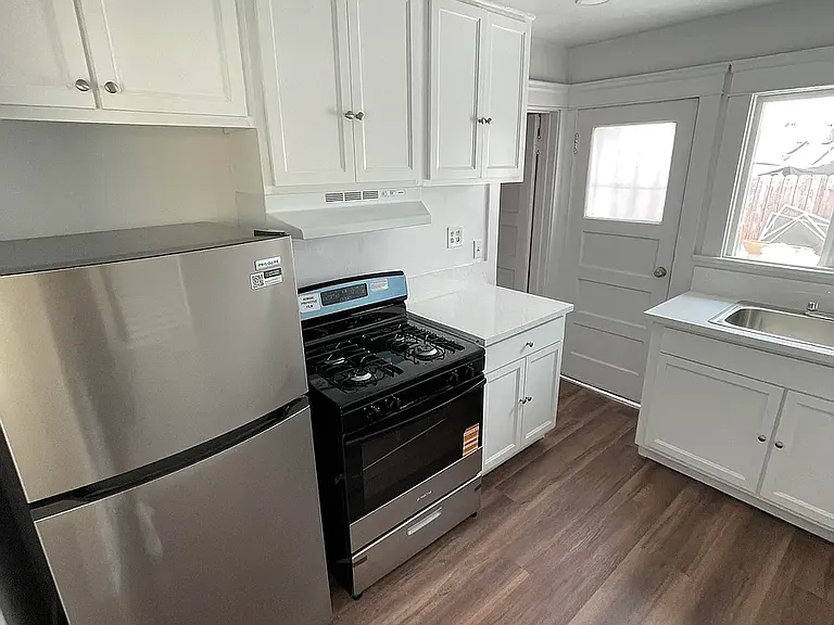 81 E Market St — Photo 6