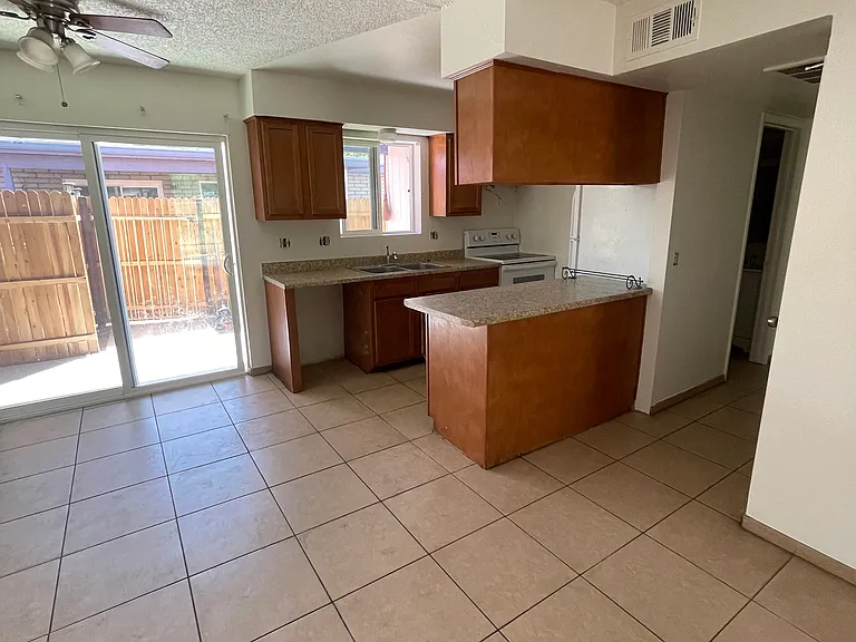 3339 E Monte Vista Dr — Photo 7