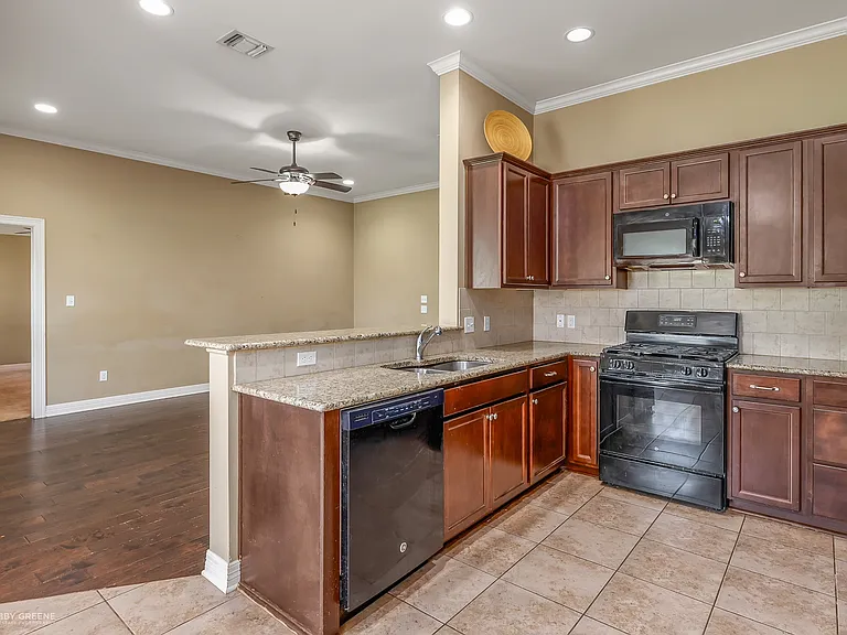 1702 Avondale Ct — Photo 7