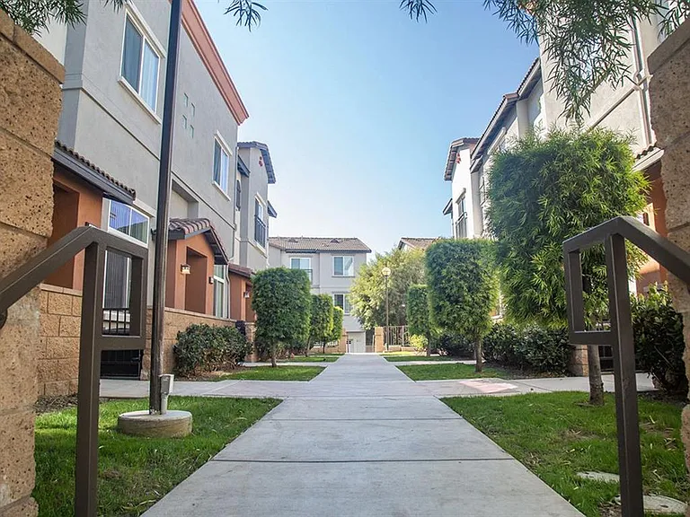 Tustin Cottages — Photo 12