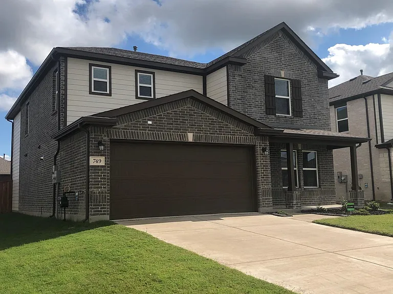 749 Windsor Dr — Photo 2