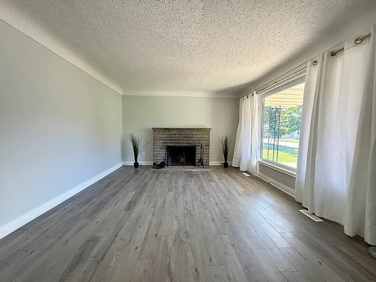 404 Grantham Ave — Photo 3