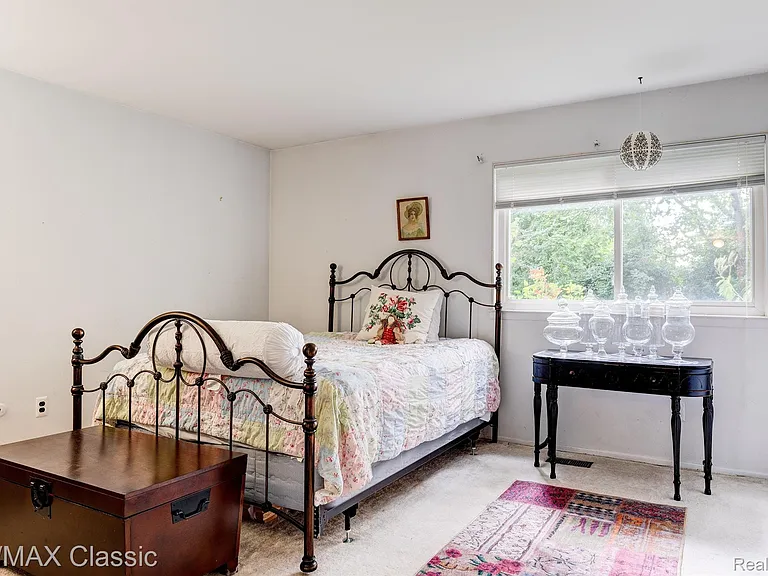 24323 Pinecrest St — Photo 11