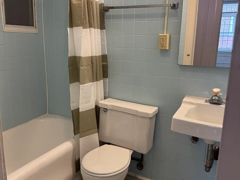 2218 N Summit Ave #201 — Photo 13
