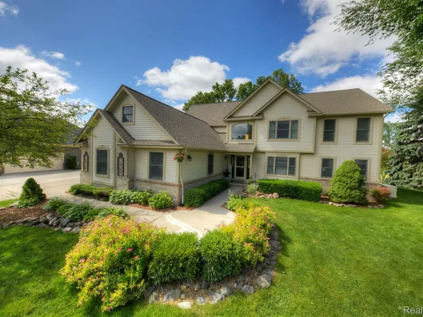 3192 Lakewood Shores Dr, Howell, MI 48843