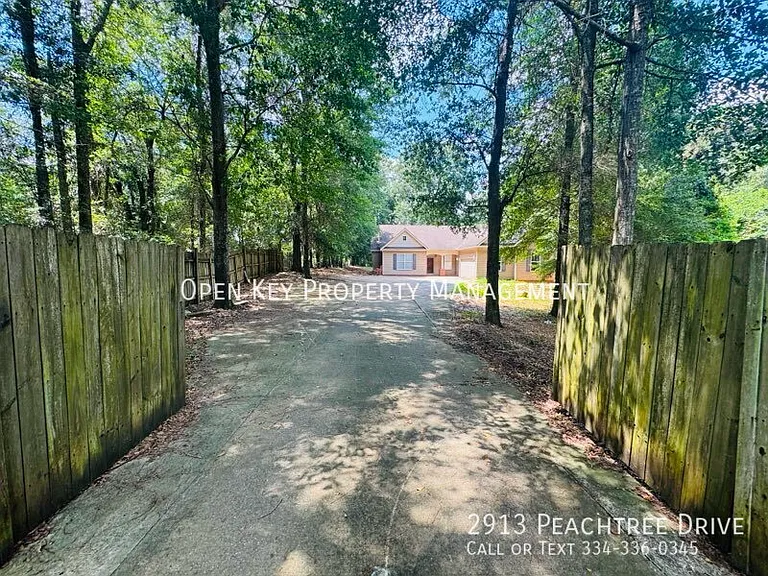 2913 Peachtree Dr — Photo 2