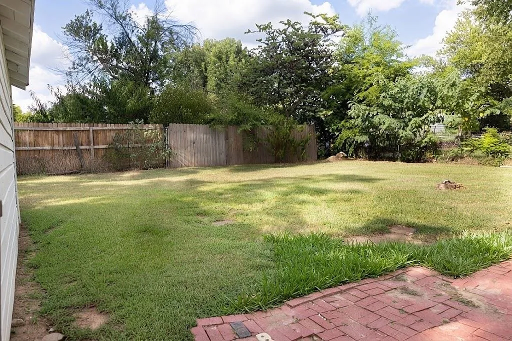 3 bed, 1.0 bath, 1402 sqft, $1,495 — Photo 4