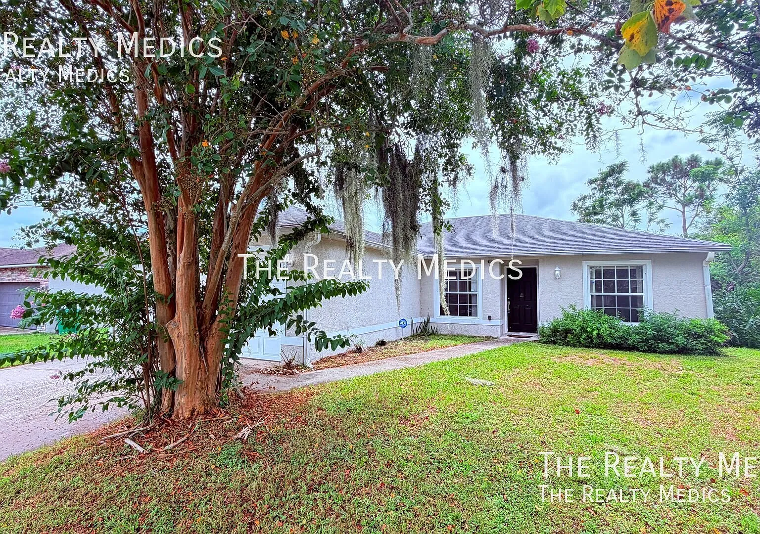 Stylish 3Bedroom Home with Spacious Yard in Deltona Lakes! — Photo 2