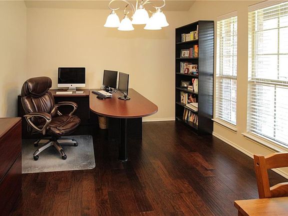 3rd image of 836 Lake Forest Trl