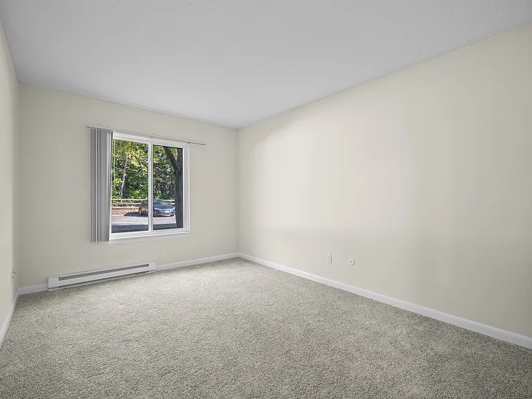 2900 W War Memorial Dr — Photo 8