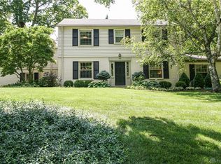 245 Acorn Dr, Oakwood, OH 45419