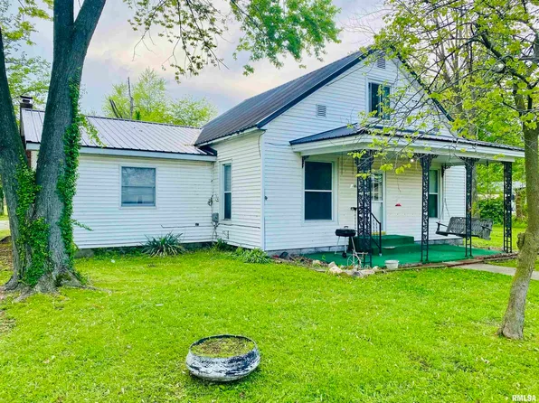 605 N Cedar St, Sandoval, IL 62882